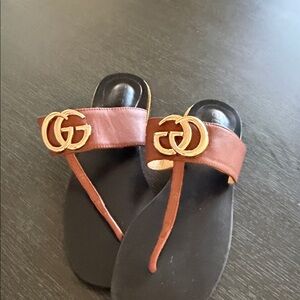 Gucci Tan thong marmot sandals with Gold Logo
